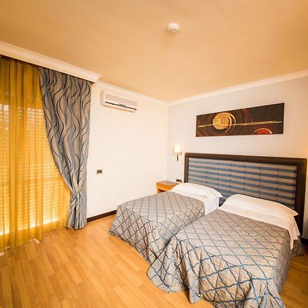 Hotel Ares Pontinia Quarto foto