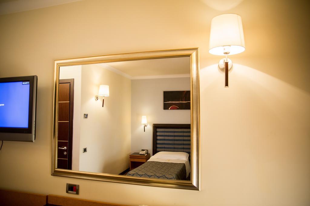 Hotel Ares Pontinia Quarto foto