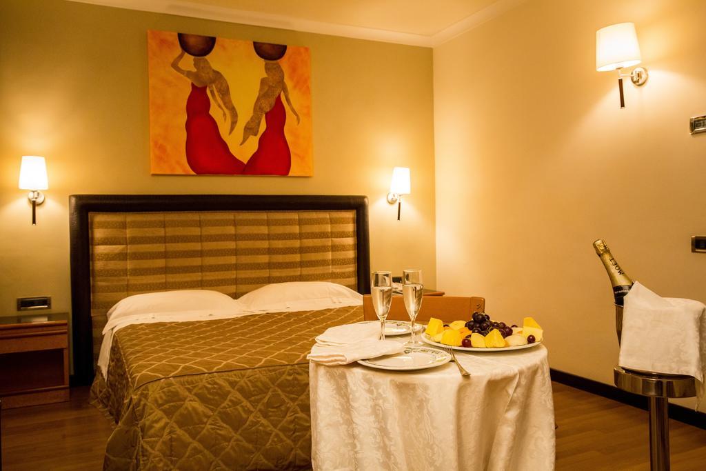 Hotel Ares Pontinia Quarto foto